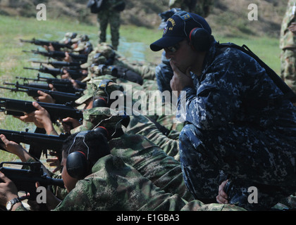 110131-N-9318F-072 COVENAS, Colombia (GEN. 31, 2011) da bombardieri mate 1. Classe Michael Braun assiste un colombiano Coastguardsman d Foto Stock