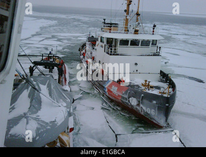 Il suo equipaggio a bordo della U.S. Guardacoste Morro Bay, un 140-piede rimorchiatore di rompighiaccio, preparare per tirare a fianco il canadese co Foto Stock