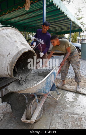 Royal Thai Marine Corps Petty Officer di prima classe Roonlertpol Apichat, sinistra, ingegnere, ingegnere di combattimento battaglione, E DEGLI STATI UNITI Marine Foto Stock