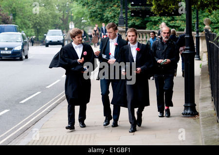 Gli studenti in High Street a piedi il sale esame per sostenere gli esami di Oxford, Regno Unito Foto Stock