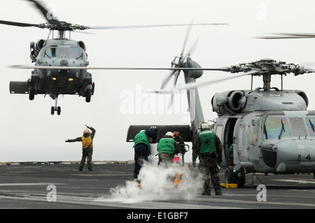 Un U.S. Navy SH-60B Mare Hawk elicottero, assegnato all'elicottero Anti-Submarine Squadron (HS) 4, si prepara a terra sul volo d Foto Stock