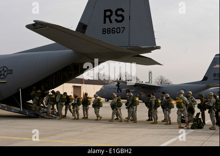 Stati Uniti Soldati e aviatori e soldati tedeschi di caricare in un C-130J Hercules aeromobile da Ramstein Air Base, Germania, in preparati Foto Stock