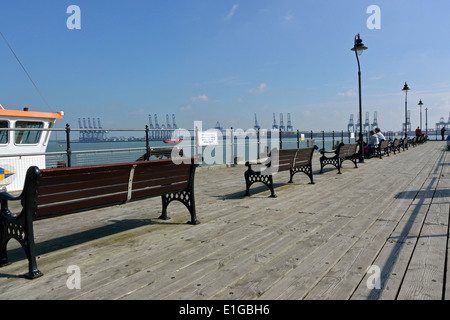 Harwich Ha'penny Pier, con Felixstowe docks oltre, Essex, Regno Unito Foto Stock