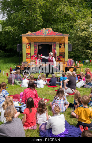 Viaggiare showman effettuando in corrispondenza di un nostalgico vintage show. Wiltshire, Inghilterra Foto Stock