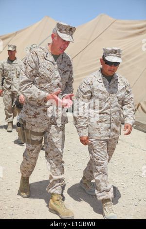 Stati Uniti Marine Corps Il Tenente Generale Thomas Waldhauser (sinistra), comandante della U.S. Le forze di Marina Centro di comando, colloqui e passeggiate Foto Stock