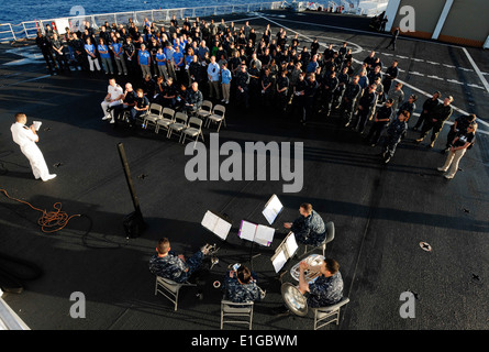 Stati Uniti I membri del servizio e i civili imbarcati a bordo della nave ospedale USNS Comfort (T-AH 20) frequentano una Pasqua servizi Sunrise Foto Stock