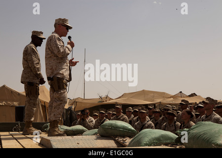 Stati Uniti Marine Corps gen. James Amos, a destra la trentacinquesima comandante del Marine Corps e Sgt. Il Mag. Carlton Kent, xvi sergean Foto Stock