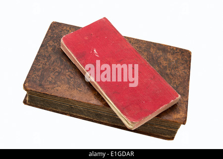 Pila di libri antichi isolati su sfondo bianco Foto stock - Alamy