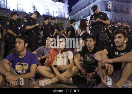 3 giugno 2014 - Madrid, Spagna - i manifestanti guardate come la polizia antisommossa surround e identificare i dimostranti chiedono un referendum sul futuro della monarchia in Spagna a Madrid, martedì 3 giugno 2014. Il Primo Ministro spagnolo Mariano Rajoy ha tenuto un armadietto di emergenza incontro di progetto il processo legale per il re Juan Carlos di abdicare ed essere sostituito da suo figlio, il Principe ereditario Felipe. Il trasferimento non può avvenire fino a quando il governo artigianato il meccanismo per l'abdicazione e Felipe dell assunzione del potere. Juan Carlos ha portato la Spagna la transizione dalla dittatura alla democrazia ma è stato colpito da danneggiare gli scandali nel mezzo di Spagna Foto Stock