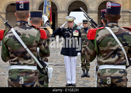 US Marine Corps Generale James F. Amos, comandante della Marine Corps, durante una cerimonia di onorificenze ospitato dal capo del personale dell'esercito francese, generale Bertrand Ract-Madoux, a Les Invalides, 26 maggio 2014 a Parigi, Francia. Foto Stock