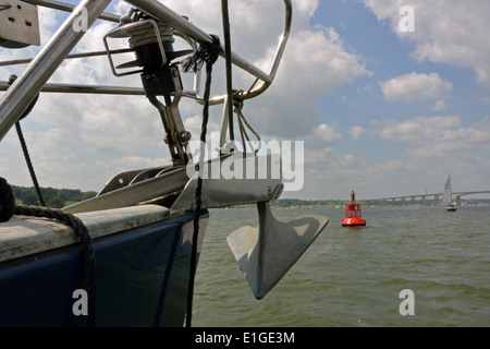 Arco della Viking Mariners Bénéteau Océanis Clipper 473 yacht da crociera Viking Blue Sailing sul fiume Orwell, Suffolk, Regno Unito Foto Stock