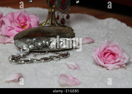 Guscio piena ricchezza decorazione con boccioli di rosa di rose Foto Stock
