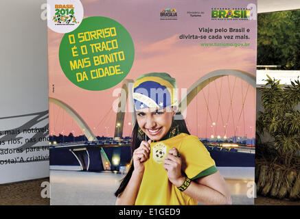 Il Brasile, Brasiia, Mondiali di Calcio 2014, brasile 2014, pubblicità, cartellone, pubblicità, marketing, viaggi, turismo, calcio, ragazza brasiliana di calcio la maglia tricot, colori brasiliano, giallo, verde, blu, bandiera brasiliana, Ponte Jucelino Kubitschek, Foto Stock