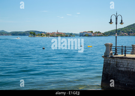 Lago Maggiore Italia con Isola Bella e Mottarone funivia. Foto Stock
