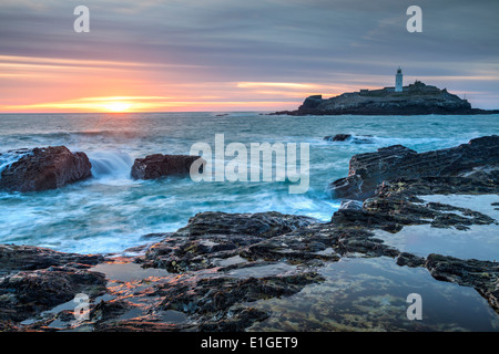 Il sole che tramonta sulla Horizion con Godrevy Lighthouse. Cornwall Inghilterra UK Europa Foto Stock