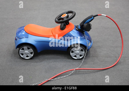 Bobby-Car elettrico macchina giocattolo per bambini Foto Stock