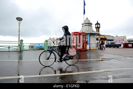 Brighton, Sussex, Regno Unito. Il 4 giugno 2014. È difficilmente blazing giugno sul lungomare di Brighton come questa mattina la cupa wet weather continua in Gran Bretagna con le previsioni di ricerca inquieta per il resto della settimana Credito: Simon Dack/Alamy Live News Foto Stock