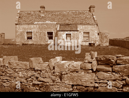 Un cottage in pietra e recinzione in Kilronan,Isole Aran,l'Irlanda Foto Stock