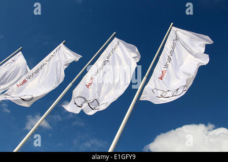 Germania: Bandiere nella parte anteriore di AUDI AG sede a Ingolstadt . 2014/04/22 Foto Stock