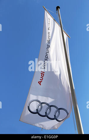 Germania: Bandiere nella parte anteriore di AUDI AG sede a Ingolstadt . 2014/04/22 Foto Stock