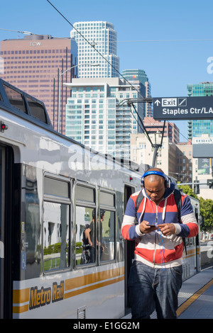 Los Angeles California, Downtown, LA County Metro Rail, sistema ferroviario urbano, trasporto di massa, linea Gold, stazione Pico, piattaforma, treno, nero, uomo uomo maschio, h Foto Stock