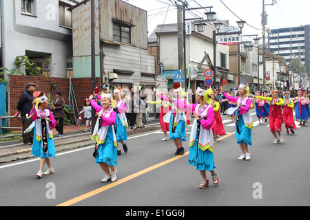 , KAWAGOE Saitama, Giappone - Nov 10 2013 : persone non identificate giunto per la sfilata per International Food festival Foto Stock