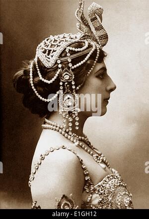 Margaretha MacLeod, meglio conosciuto con il nome di fase Mata Hari, 1876-1917, olandese danzatrice esotica e cortigiana che è stata accusata di essere una spia ed eseguito dal plotone di esecuzione in Francia Foto Stock