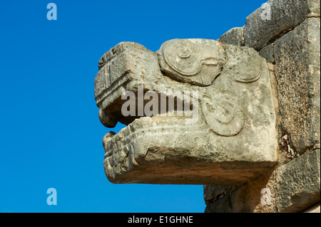 Messico, Yucatan Stato, Chichen Itza sito archeologico, patrimonio mondiale dell'UNESCO, la testa del serpente, antiche rovine maya Foto Stock