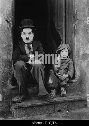 Charlie Chaplin, KBE (1889-1977) Il bambino (1921), con Jackie Coogan, combinato con la commedia ed il dramma è stato Chaplin del primo film a superare un'ora. Foto Stock