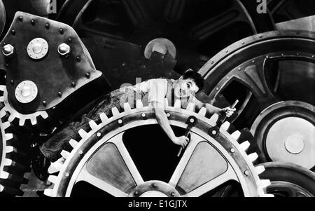 Sir Charles Spencer "" Charlie Chaplin, KBE (1889-1977) in tempi moderni (1936), un tetro conto dell'automatizzazione dei singoli Foto Stock