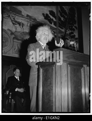 Albert Einstein (14 marzo 1879 - 18 Aprile 1955) tedesco-nato fisico teorico. Egli ha sviluppato la teoria della relatività generale, 1940 Foto Stock