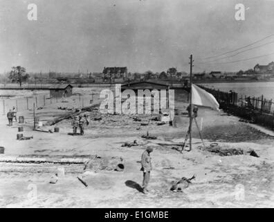 Fotografia di una massa bruciando sito di 250 Polacco e Francese e operai slave a Nazi camp vicino a Leipzig il 19 aprile 1945, il giorno prima che la città è stata catturata da 69Inf. Div. Prima U.S. Esercito. Le vittime sono state confinate in un edificio. Una bomba è esplosa. Uomini che hanno rotto le porte verso il basso la fuga, sono stati macchina sparata da SS naziste truppe / venditori. Datata 1945 Foto Stock