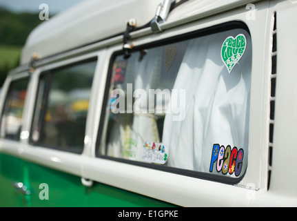 Pace e Amore figurine nella finestra di una VW CAMPER Foto Stock