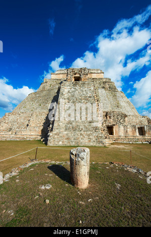 Messico, Yucatan Stato, Uxmal, archeologici Maya, sito patrimonio mondiale dell'UNESCO, maghi piramide, Palazzo del Governatore Foto Stock