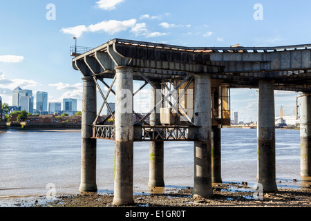 Il vecchio Molo Carbone ed al Molo di Greenwich Power Station e da Canary Wharf Skyline a bassa marea - vista dal fiume Thames Path Foto Stock