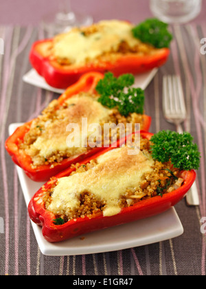 Peperoni ripieni con la quinoa. Ricetta disponibile. Foto Stock