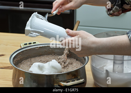 In cucina polacca, sulla tabella polacca. Preparazione di patè di fegato. Sull'immagine aggiunta di proteina da uova di gallina. Foto Stock