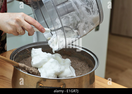 In cucina polacca, sulla tabella polacca. Preparazione di patè di fegato. Sull'immagine aggiunta di proteina da uova di gallina. Foto Stock