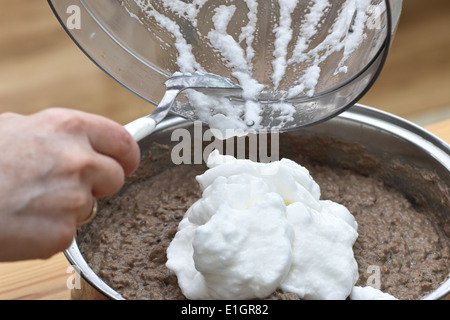 In cucina polacca, sulla tabella polacca. Preparazione di patè di fegato. Sull'immagine aggiunta di proteina da uova di gallina. Foto Stock