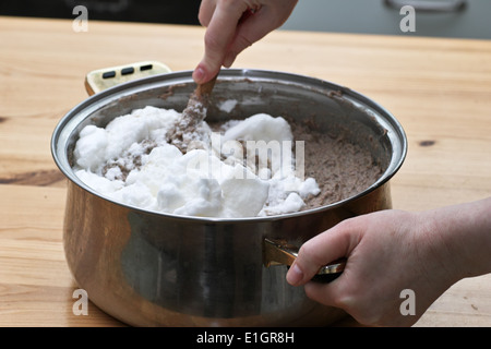 In cucina polacca, sulla tabella polacca. Preparazione di patè di fegato. Sull'immagine aggiunta di proteina da uova di gallina. Foto Stock