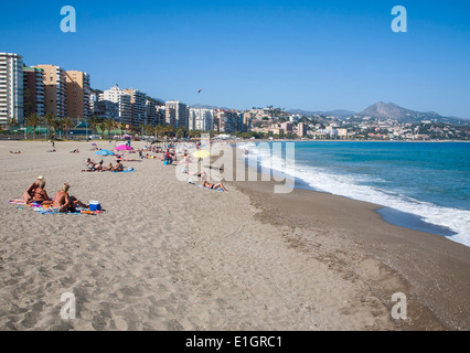 Playa de Malaguera spiaggia sabbiosa di persone a prendere il sole in mare, Malaga, Spagna Foto Stock