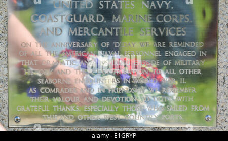 Ponte Tamar Car Park, vicino a Plymouth, Devon, Regno Unito. Il 4 giugno, 2014. Gli eventi di commemorazione per contrassegnare il settantesimo anniversario del D-Day, questa settimana segna il settantesimo anniversario dello sbarco in Normandia, che vide le truppe alleate imbarco dal British Shores. Servire e gli ex combattenti come pure Civic dignitari frequentare un breve servizio presso la US Naval Memorial accanto al ponte Tamar parcheggio auto. Credito: Sean Hernon/Alamy Live News Foto Stock