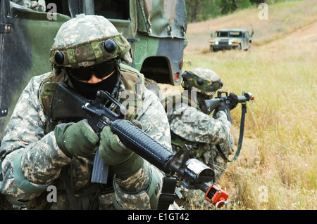 Stati Uniti I soldati della 97th Engineering Company reagire ad un attacco simulato durante il convoglio della formazione a Fort Hunter Liggett Cali Foto Stock