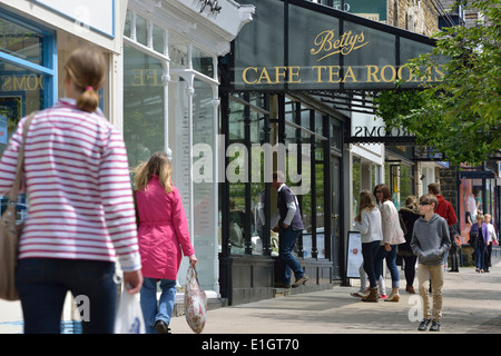 Bettys cafe sale da tè, Ilkley, West Yorkshire, Inghilterra, Regno Unito Foto Stock