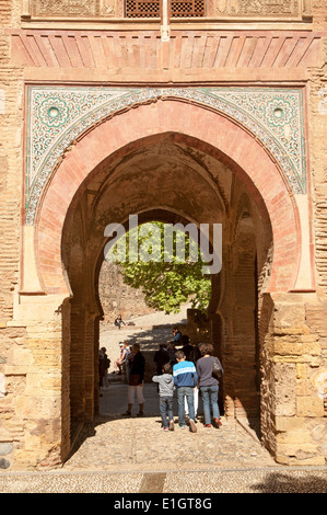 Architettura moresca di La Puerta del Vino archway, Complesso Alhambra di Granada, Spagna Foto Stock