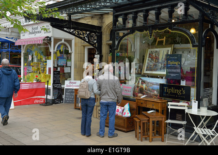 Shopping al di fuori della sala da tè Tiplings e negozio di articoli da regalo. Ilkley, West Yorkshire, Inghilterra Foto Stock