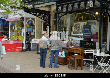 Shopping al di fuori della sala da tè Tiplings e negozio di articoli da regalo. Ilkley, West Yorkshire, Inghilterra. REGNO UNITO Foto Stock