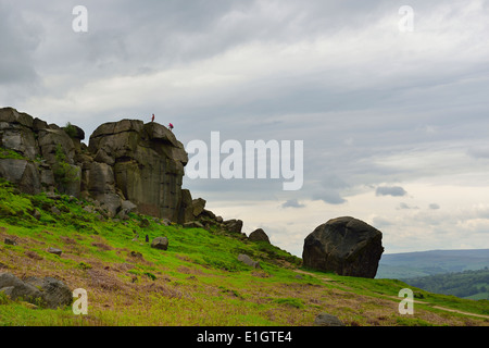 La discesa in corda doppia giù la vacca e vitello di roccia su Ilkley Moor West Yorkshire England Regno Unito Foto Stock