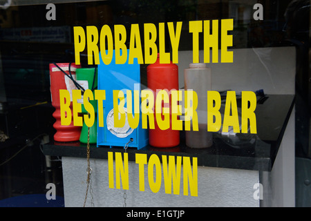 Burger bar window display. Bradford, West Yorkshire, Regno Unito Foto Stock