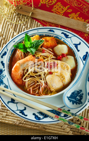 Laksa lemak. Malay curry laksa. Il Cocco curry zuppa di noodle. Malaysia Singapore cibo Foto Stock